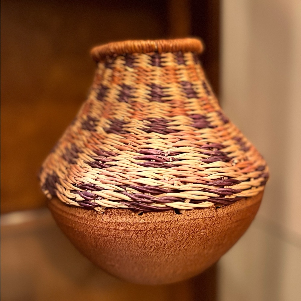 Pot from Ghana made of Clay and Wicker.